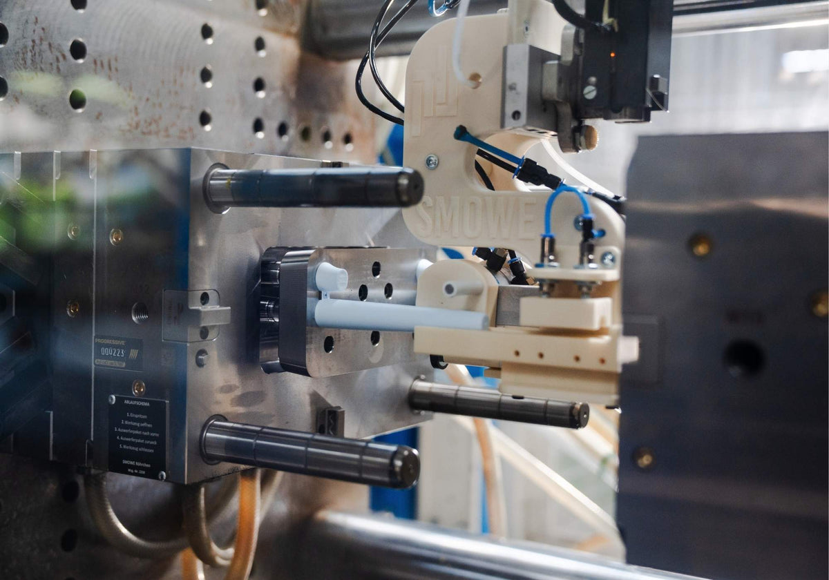 Automatische Industriemaschine bei der Herstellung der geruchsdichten SMOWE Joint-Tube Hülle.