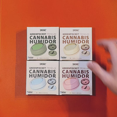 Unboxing von vier SMOWE GREENPOCKET Cannabis Humidoren in Verpackung. Geruchsdichte Kräuterbox Made in Germany.