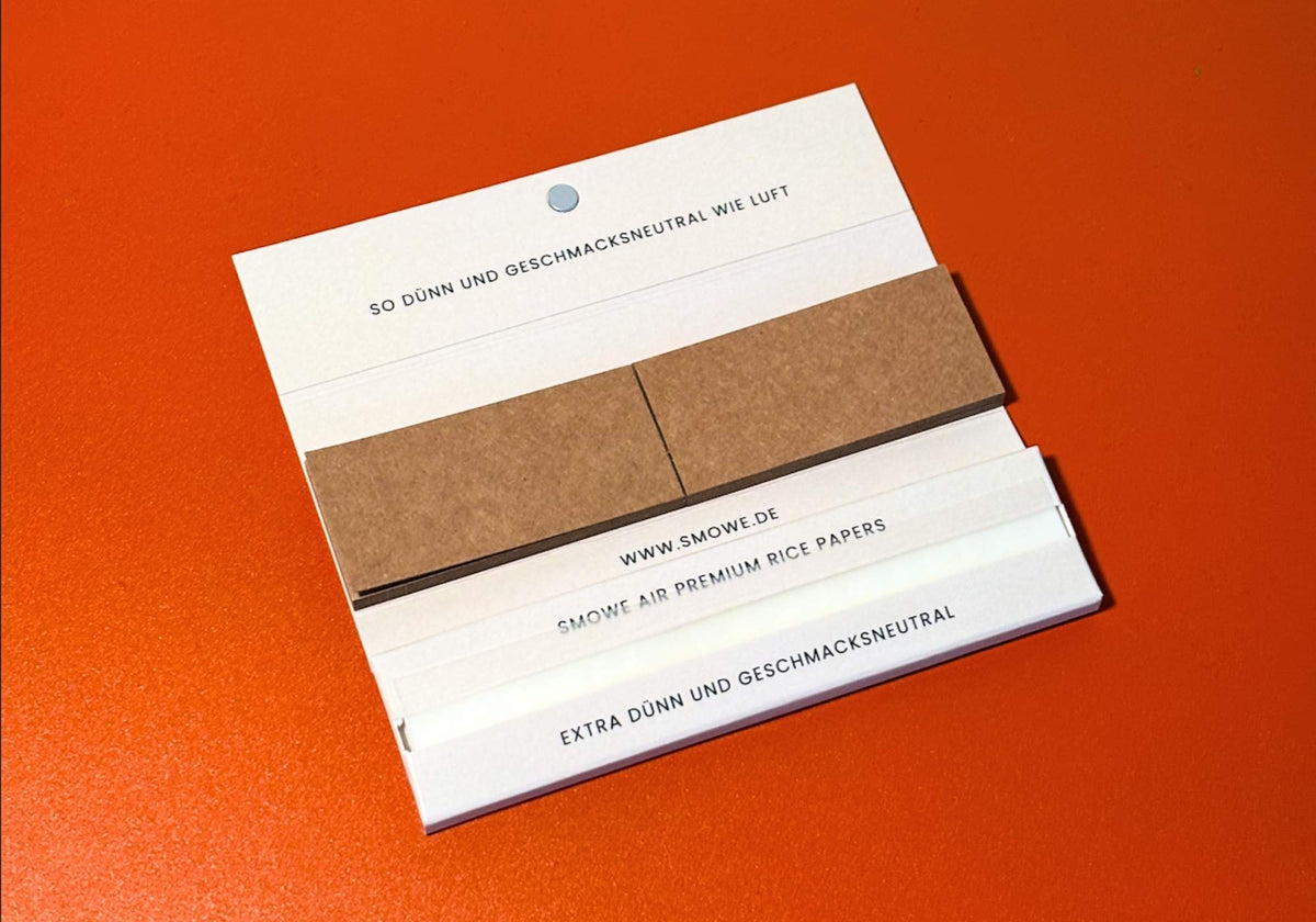 Geöffnete SMOWE AIR Premium Rice Papers Packung mit extra dünnen Reispapier Longpapers und Filtertips zum Joint Drehen.