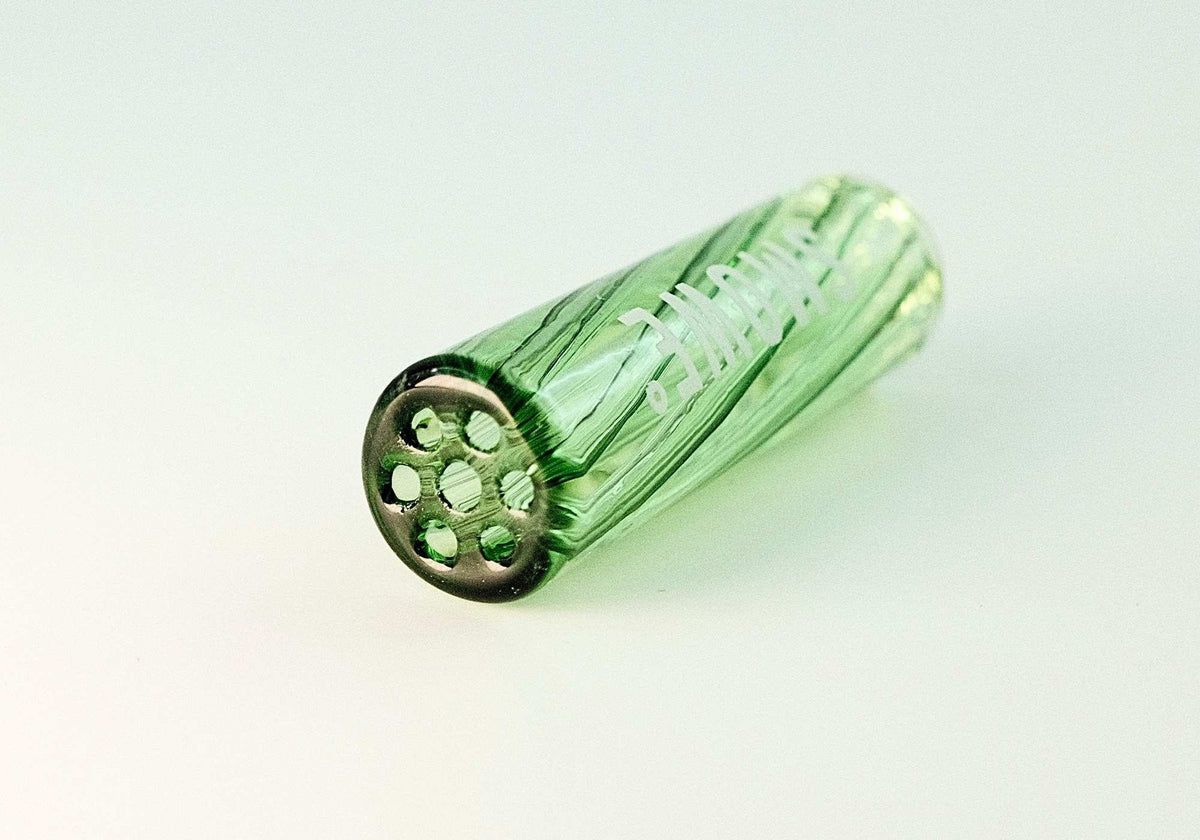 Grüner SMOWE Flowfilter Glas-Filtertip mit integrierten Sieblöchern für Cannabis-Joints.