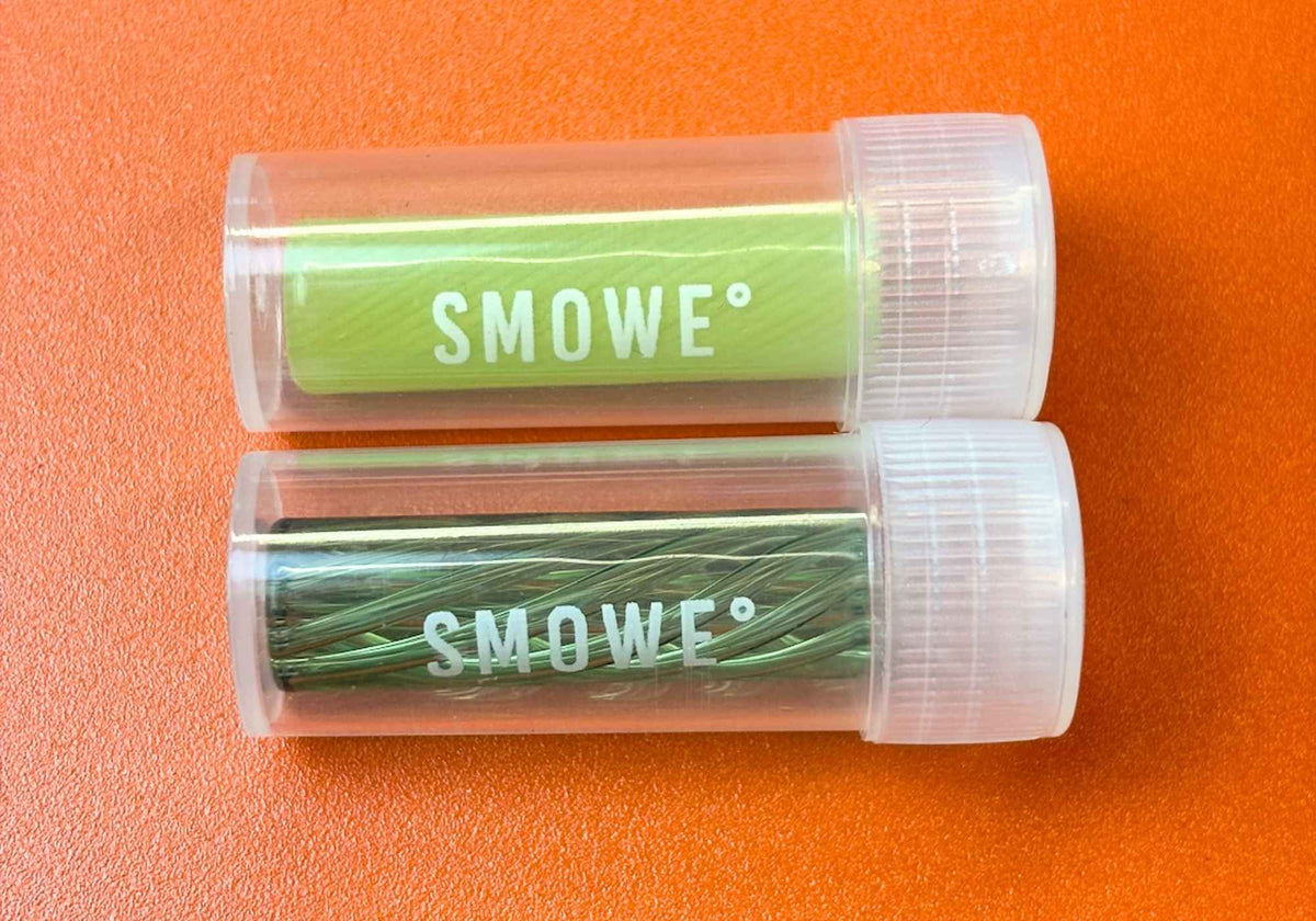 Zwei SMOWE Glas-Tips in transparenten Transportröhrchen für die sichere Aufbewahrung von Joint-Filtern.