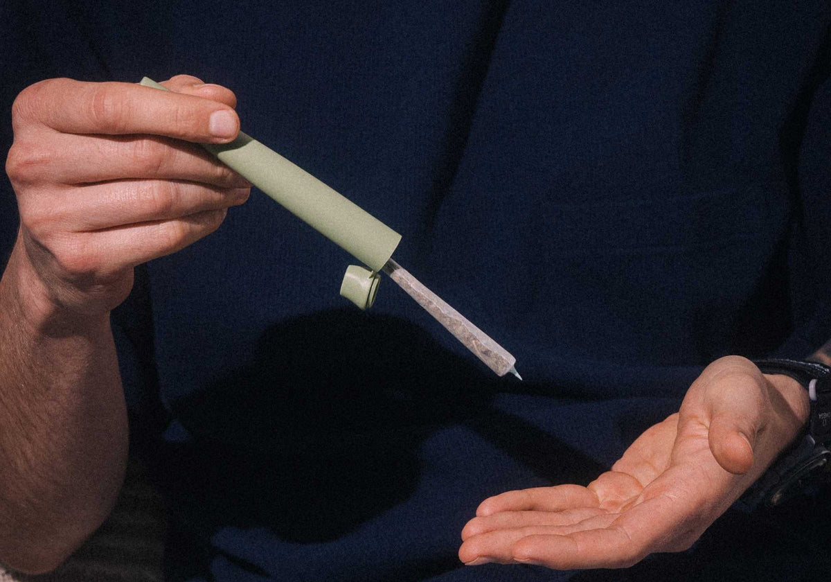 Grüne SMOWE GREENCONE Joint Tube für das sichere und geruchsdichte Verstauen von Cannabis-Joints.