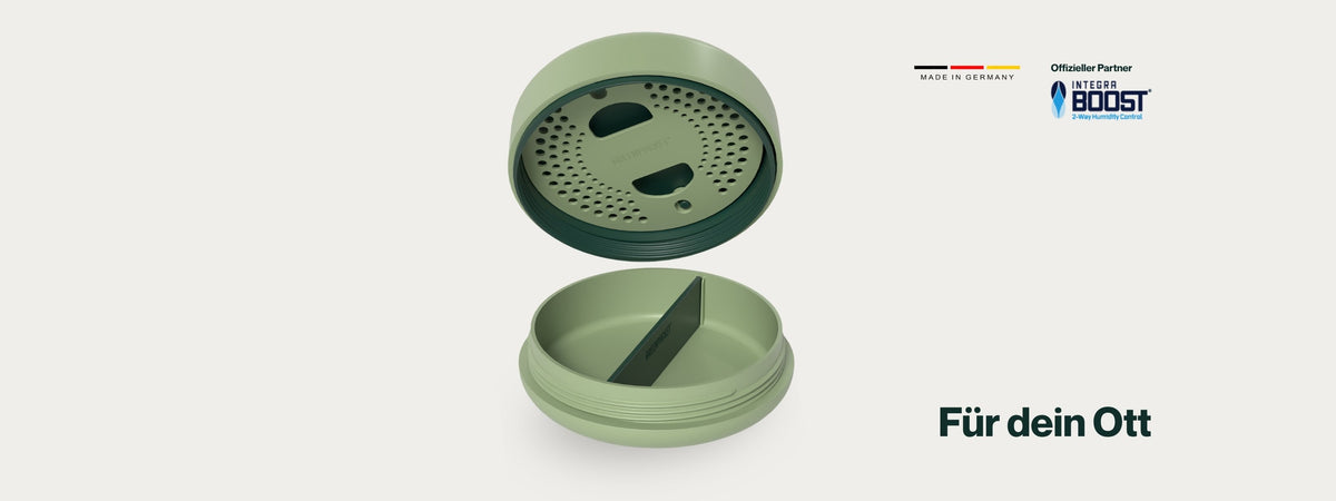 Geöffneter SMOWE GREENPOCKET Cannabis Humidor in Grün mit Integra Boost Befeuchtungssystem und variabler Trennwand.